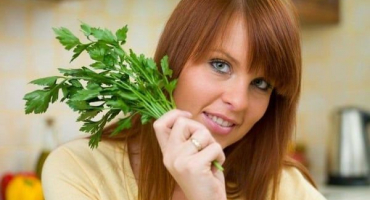 Výhody a poškození petržele během raného a pozdního těhotenství